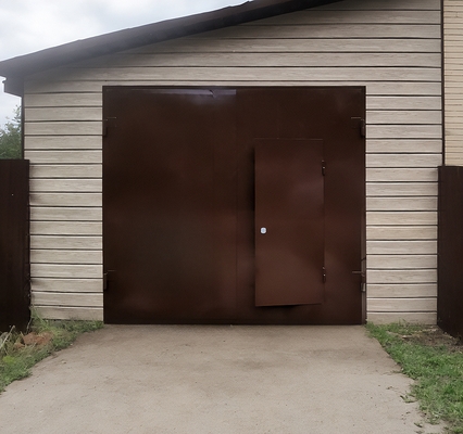 Коричневые ворота без утепления Коричневые ворота без утепления
