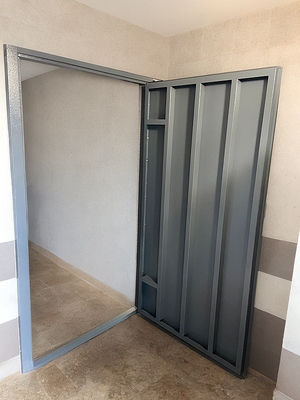 Техническая серая дверь Техническая серая дверь