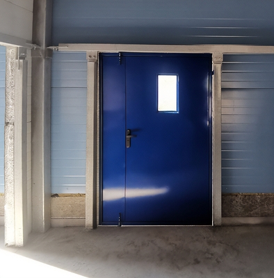 Синяя дверь с окном Синяя дверь с окном