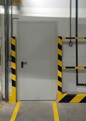 Установленная огнезащитная дверь