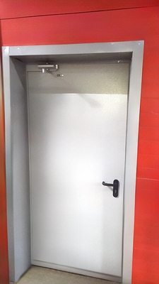 Установленная огнезащитная дверь Установленная огнезащитная дверь