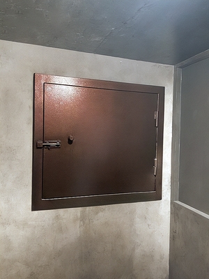 Металлический люк в стене